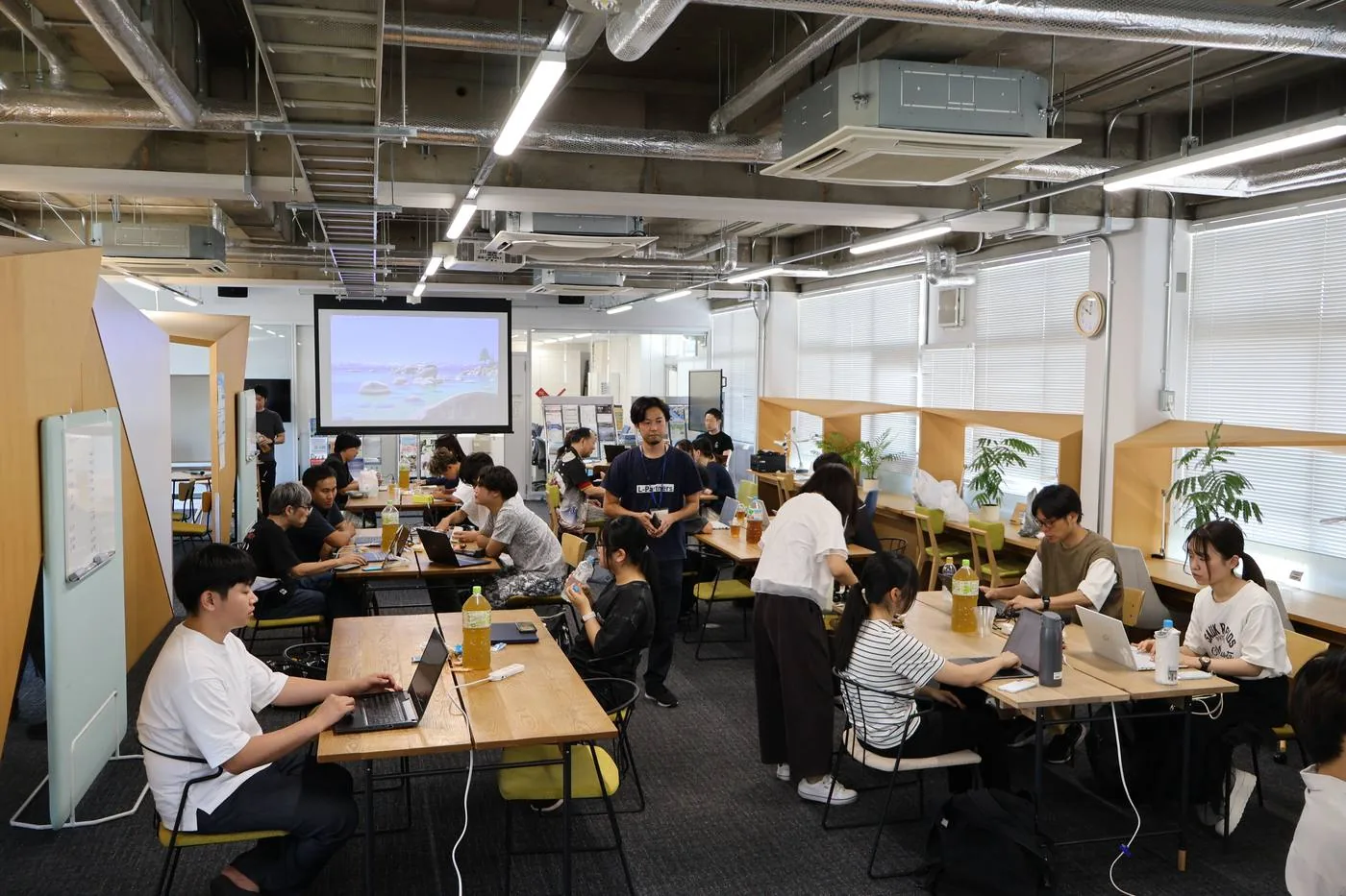 Day3のSENTANの会場。各チームがテーブルに分かれて制作に取り組む