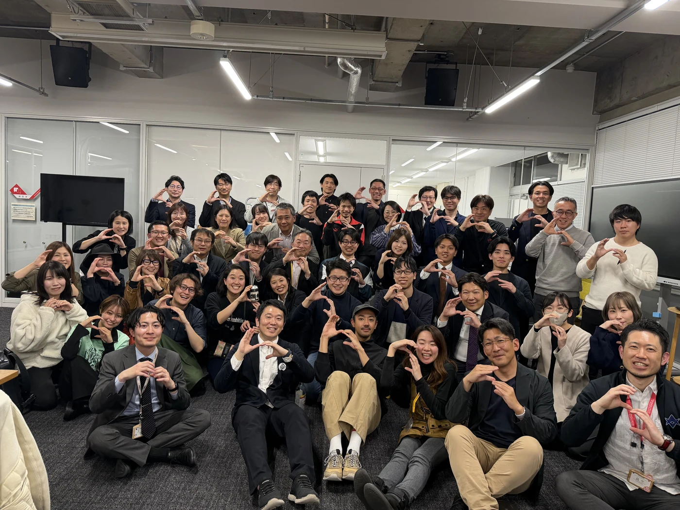 SENTAN共創ラボEdgeの大交流会で、参加者が笑顔で集まった集合写真