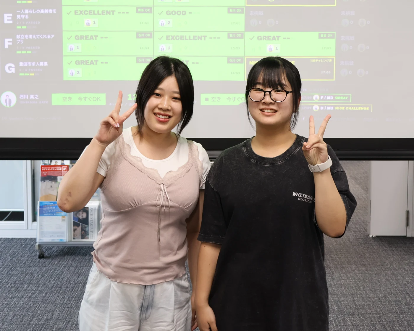 Day3、ピースサインをする2人の学生