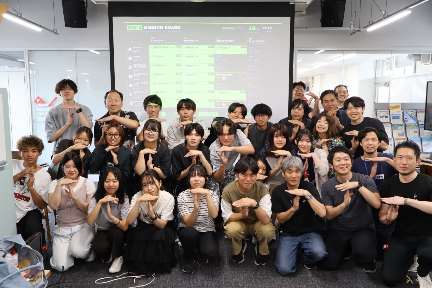 Mission Boardを背に、参加者と運営がTAKEOFFのTポーズをして並ぶDay3の集合写真