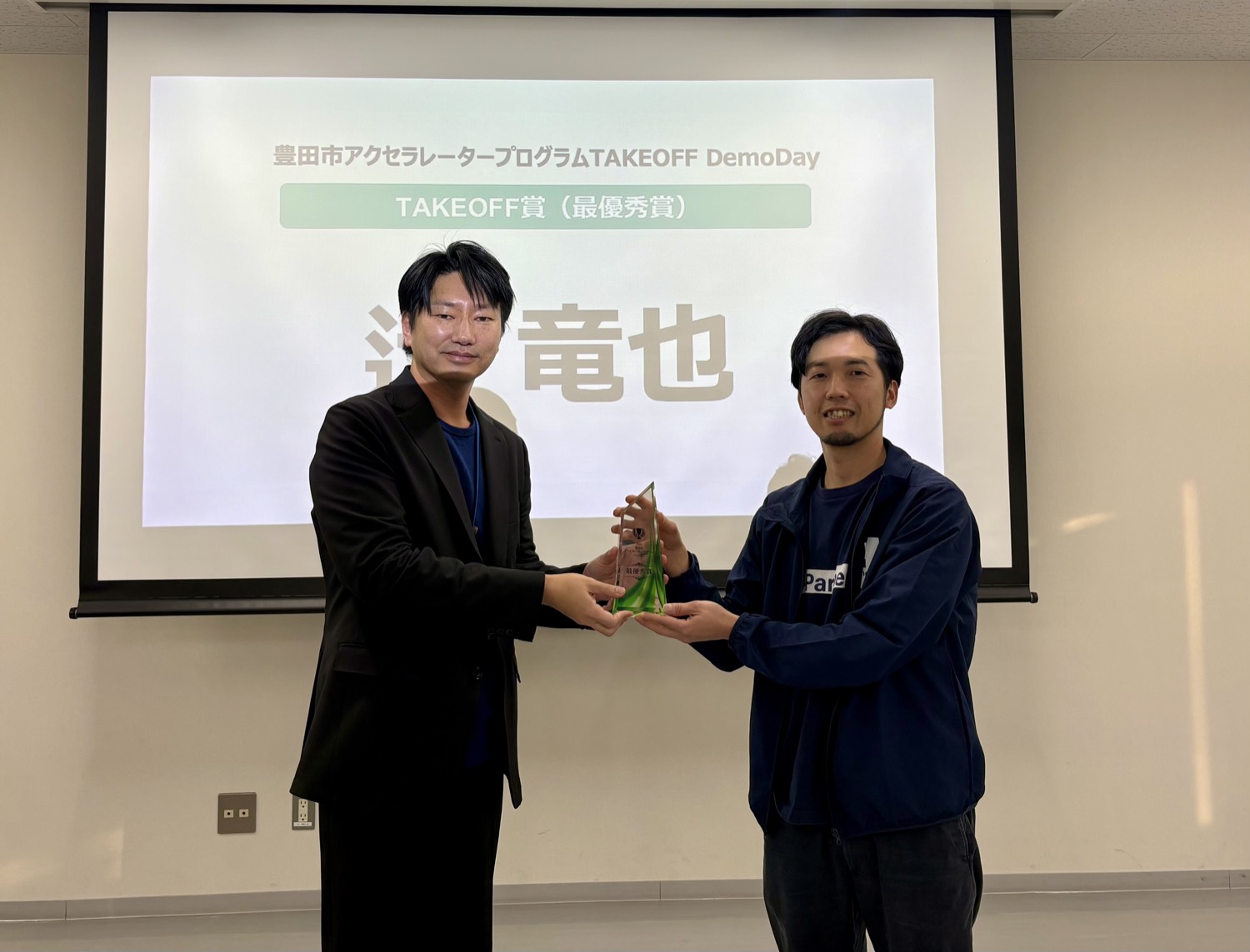 2025年度TAKEOFFの最優秀賞を受賞し、記念品を受け取る辻竜也さん