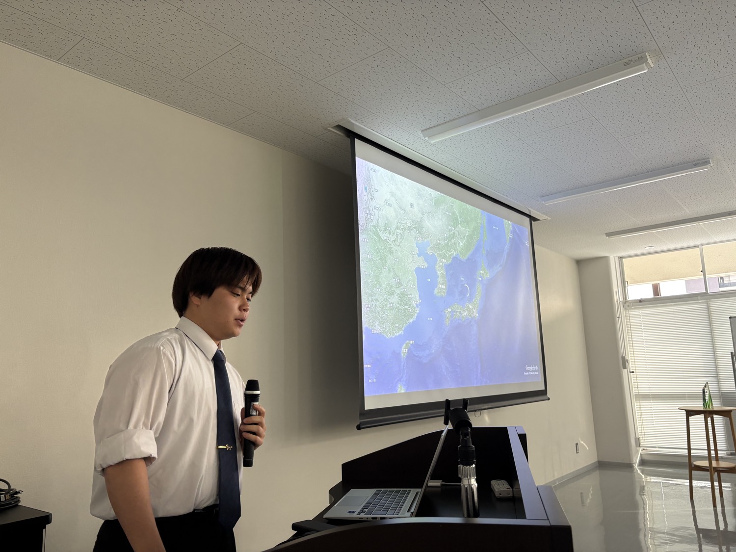 2025年度TAKEOFFのDemoDayで、参加者が事業を発表する様子