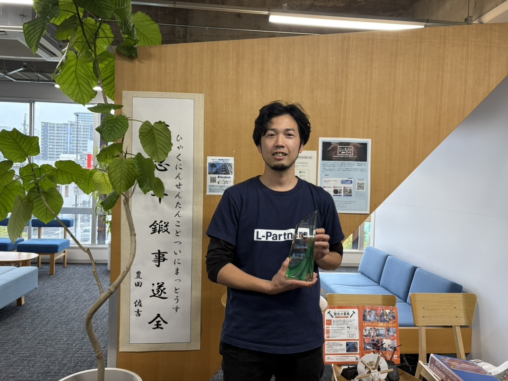 2025年度TAKEOFFの最優秀賞の記念品を持つ辻竜也さん